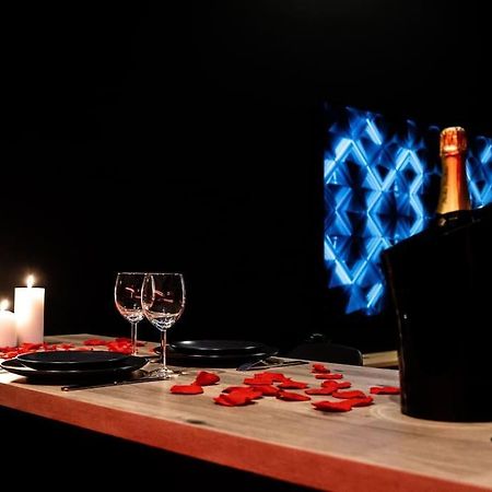Loveroom O Diable Des Plaisirs Avec Jacuzzi 투르쿠앵 외부 사진