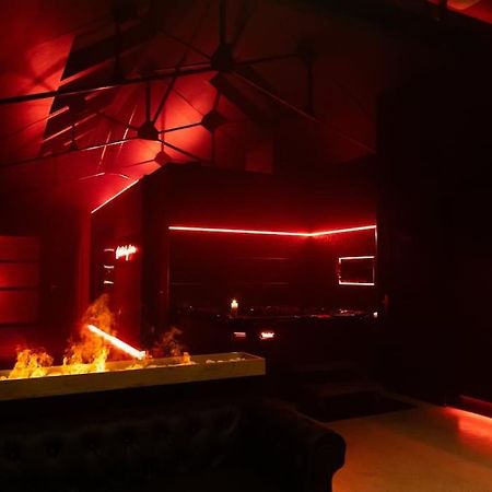 Loveroom O Diable Des Plaisirs Avec Jacuzzi 투르쿠앵 외부 사진