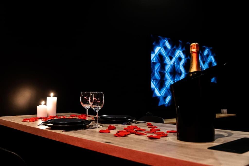 Loveroom O Diable Des Plaisirs Avec Jacuzzi 투르쿠앵 외부 사진