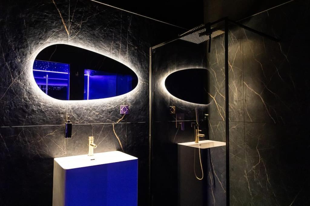 Loveroom O Diable Des Plaisirs Avec Jacuzzi 투르쿠앵 외부 사진