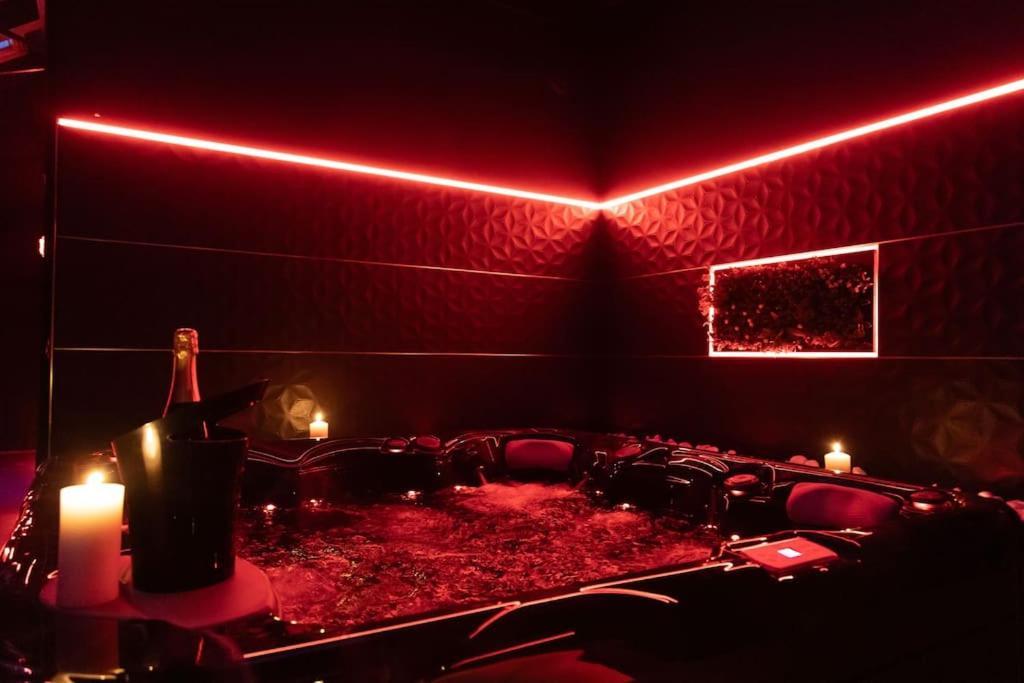 Loveroom O Diable Des Plaisirs Avec Jacuzzi 투르쿠앵 외부 사진