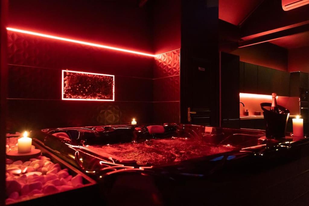 Loveroom O Diable Des Plaisirs Avec Jacuzzi 투르쿠앵 외부 사진