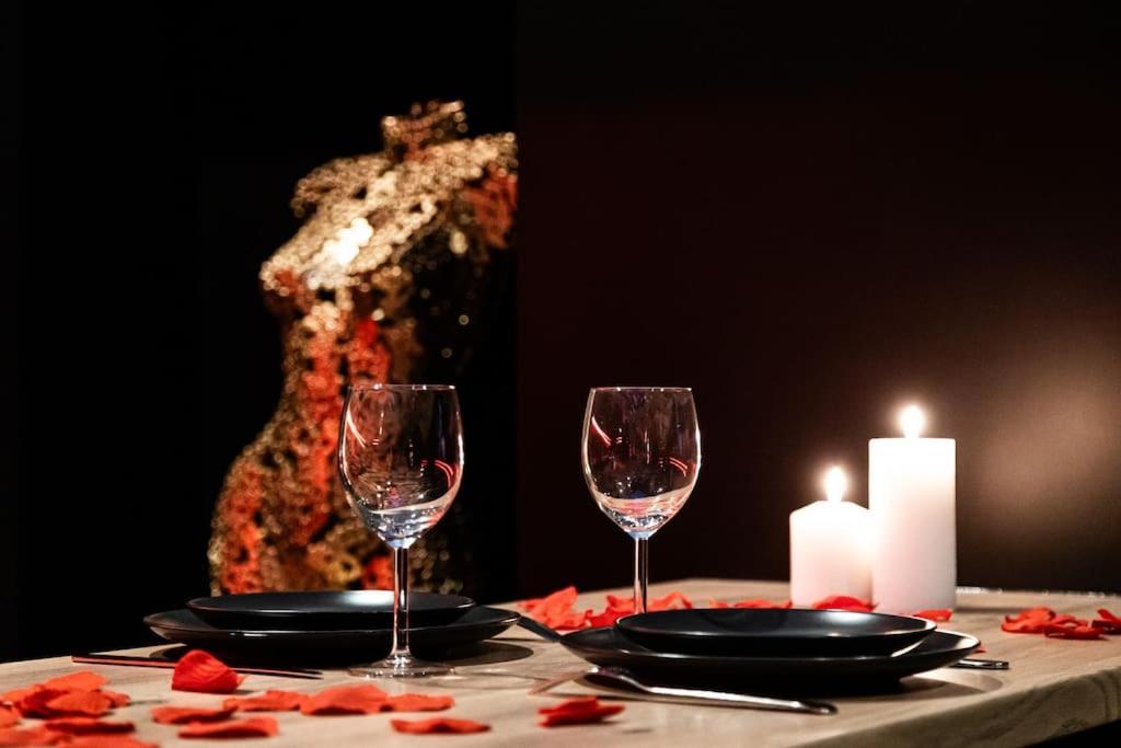 Loveroom O Diable Des Plaisirs Avec Jacuzzi 투르쿠앵 외부 사진