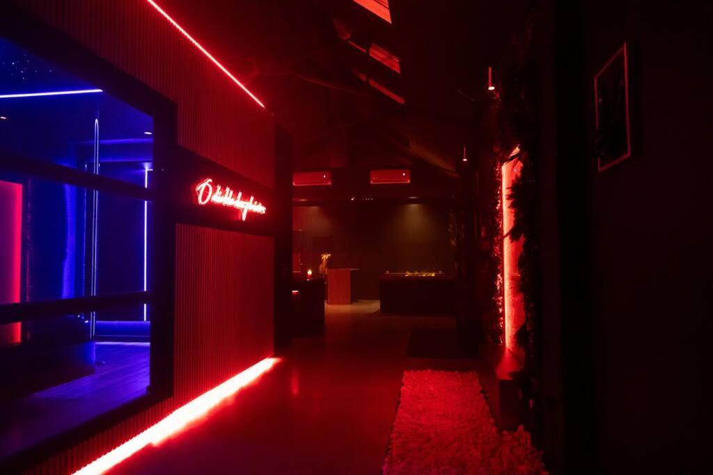 Loveroom O Diable Des Plaisirs Avec Jacuzzi 투르쿠앵 외부 사진