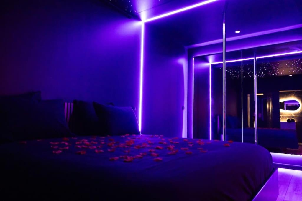 Loveroom O Diable Des Plaisirs Avec Jacuzzi 투르쿠앵 외부 사진