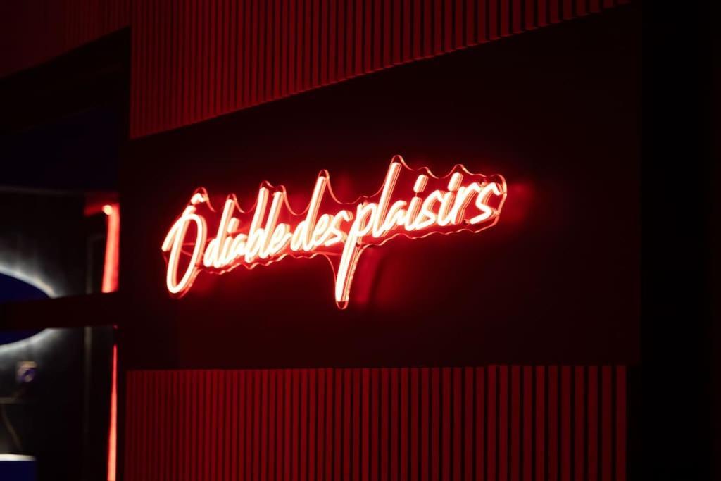 Loveroom O Diable Des Plaisirs Avec Jacuzzi 투르쿠앵 외부 사진