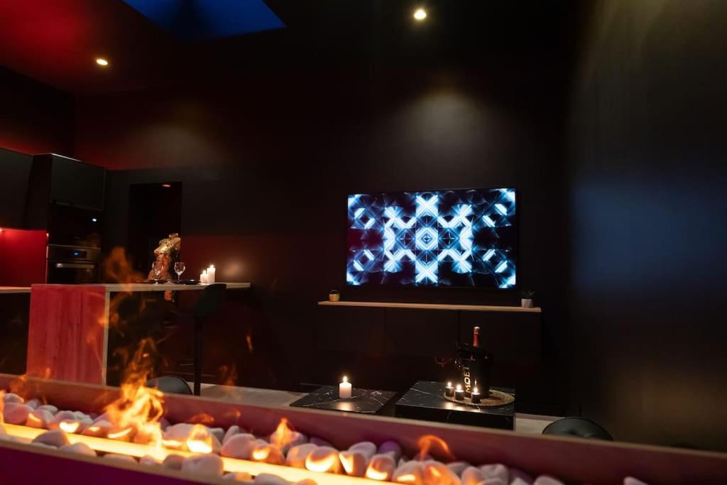 Loveroom O Diable Des Plaisirs Avec Jacuzzi 투르쿠앵 외부 사진