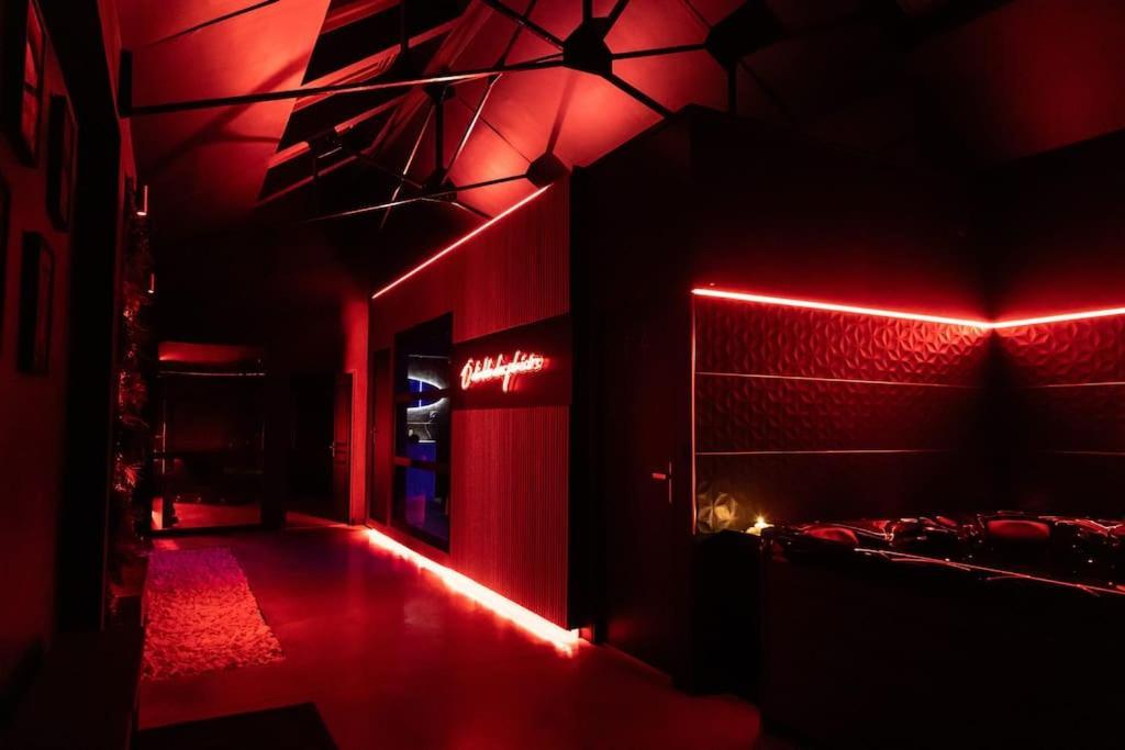 Loveroom O Diable Des Plaisirs Avec Jacuzzi 투르쿠앵 외부 사진