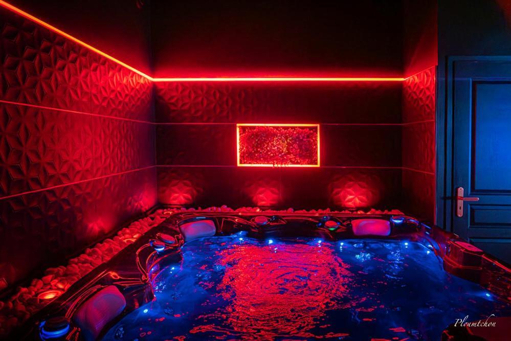 Loveroom O Diable Des Plaisirs Avec Jacuzzi 투르쿠앵 외부 사진